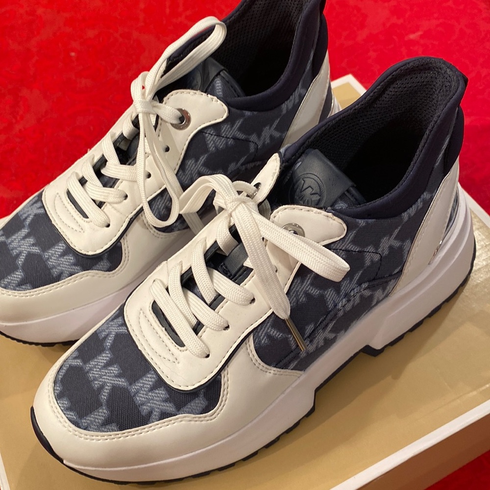 Michael Kors sneaker/trainer size 6, NWT color Navy